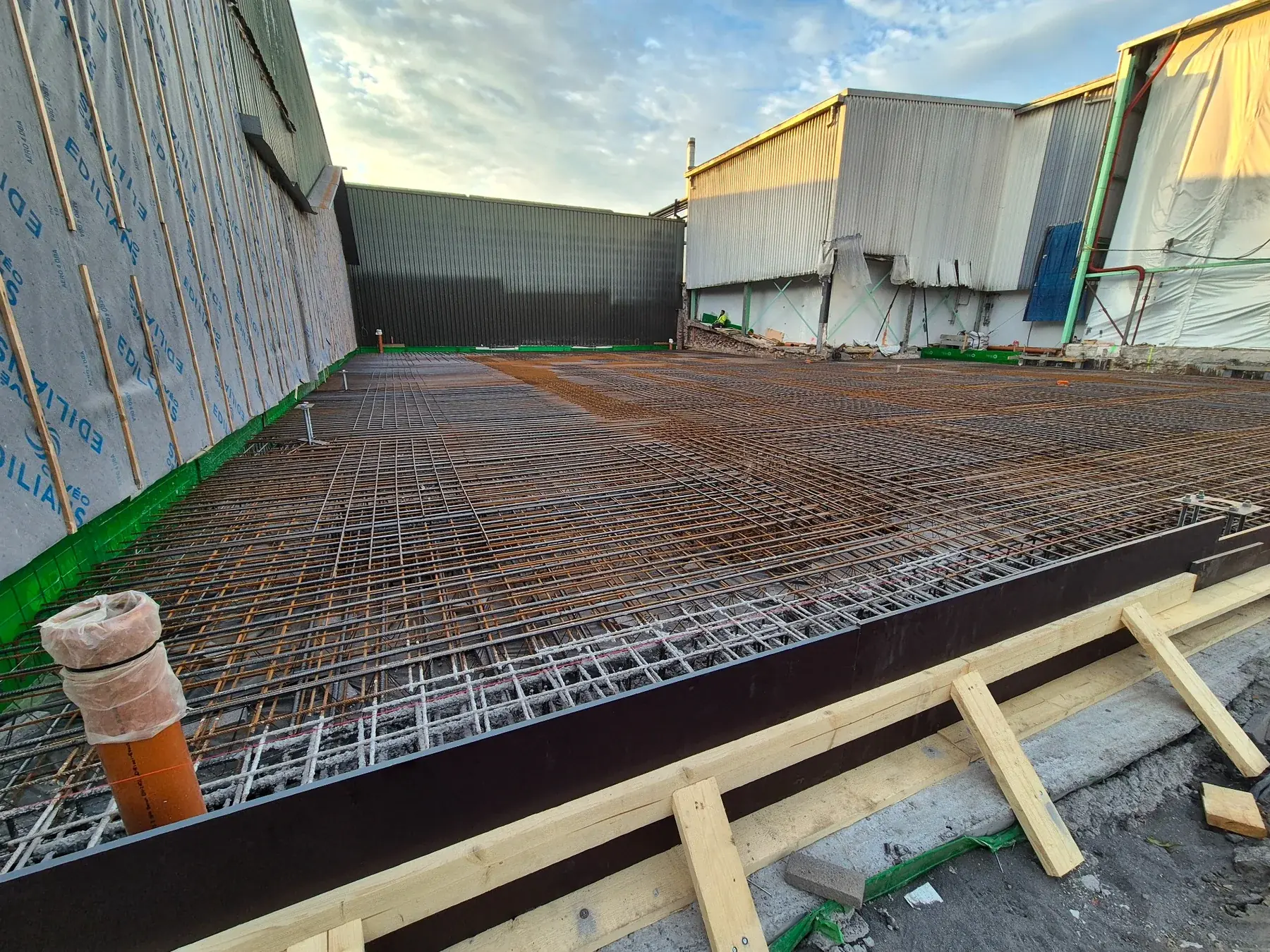 Vorbereitete Betonfläche mit Bewehrung beim Projekt Aubel