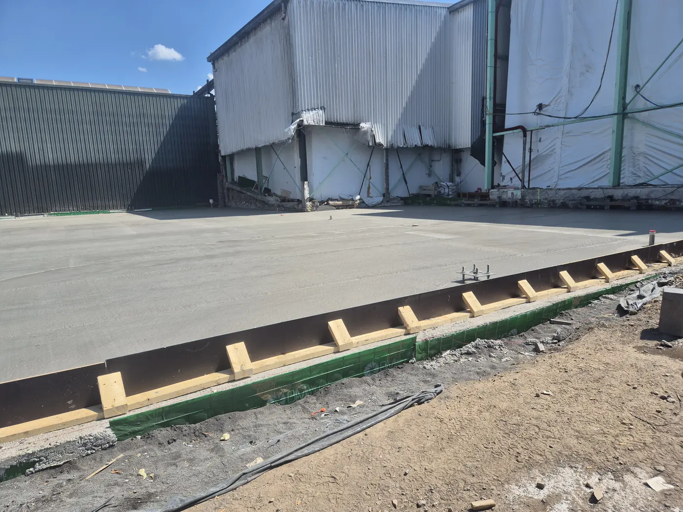 Fertig bearbeitete Betonfläche als Beispiel für einen direkt nutzbaren Industrieboden